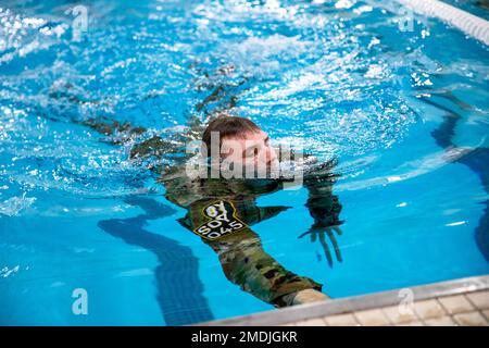 Spencer Fayles, una medica di combattimento con la 144th Area Support Medical Company, in rappresentanza della Guardia Nazionale dello Utah nel concorso All Guard National Best Warrior Competition, tocca il muro della piscina durante un evento di nuoto di sopravvivenza alla Middle Tennessee state University di Murfreesboro, Tennessee, 25 luglio 2022. Quattordici dei migliori giovani della Guardia Nazionale della nazione hanno arruolato soldati e ufficiali non commissionati partecipano a un'intensa competizione di sei giorni in tutto il Tennessee per determinare chi sarà nominato migliore della Guardia Nazionale dell'Esercito. Foto Stock