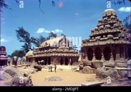 Il Shore Temple è un complesso di templi e santuari che si affaccia sulla riva della baia del Bengala. Si trova a Mahabalipuram, circa 60 chilometri a sud di Chennai in Tamil Nadu, India. Si tratta di un tempio strutturale, costruito con blocchi di granito, risalente al 8th ° secolo d.C. Il sito ha 40 monumenti antichi e templi indù, tra cui la discesa delle Gange o la Penitenza di Arjuna, uno dei più grandi rilievi rocciosi all'aperto del mondo. Il complesso è composto da tre santuari separati: Due dedicati al dio Shiva e uno a Vishnu. Foto Stock