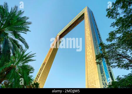 Dubai, Emirati Arabi Uniti. 25 novembre 2022: Dubai Golden Frame miglior nuovo punto di riferimento, che si trova nel Parco Zabeel. Vista sulla cornice dorata e sulla palma Foto Stock