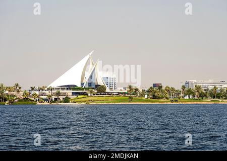 Dubai, Emirati Arabi Uniti. 25 novembre 2022: Il Dubai Creek Golf Yacht Club, precursore di molti club di golf a Dubai Foto Stock