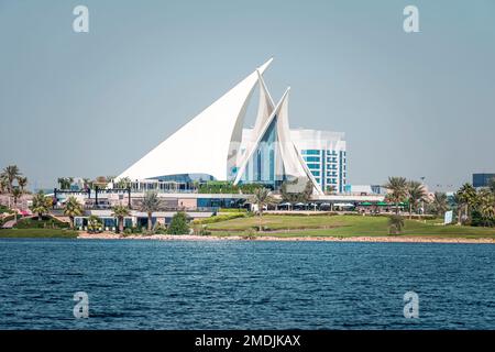 Dubai Creek Golf Yacht Club, vista dal mare. Dubai, Emirati Arabi Uniti. Novembre 25, 2022 Foto Stock