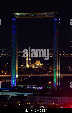Dubai, Emirati Arabi Uniti. 26 novembre 2022: Incredibile vista panoramica della più grande cornice d'oro del mondo realizzata a Dubai, cornice di Dubai degli Emirati Arabi Uniti con lo skyline di Dubai di notte Foto Stock