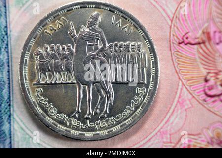 Una libbra egiziana 1 LE EGP moneta commemorativa, Ahmed Orabi's 100th Anniversary Revolution 1881 d.C., serie 1981 d.C. 1402 AH, uomo di rivolta su un cavallo con Foto Stock