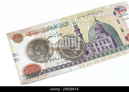 Sfondo delle vecchie banconote e monete egiziane di duecento sterline 200 EGP LE banconota conto della moschea Qani Bay e moneta di Orabi Revolution An Foto Stock