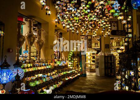 Bella lampada luminosa tradizionale Ramadan nel negozio del souk delle spezie di Dubai. dubai. EMIRATI ARABI UNITI. Emirati Arabi Uniti. Novembre 27th, 2022 Foto Stock