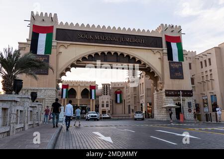 Dubai, Emirati Arabi Uniti. 27th novembre 2022.: Ingresso principale al Souk Madinat Jumeirah, Dubai. Mercato turistico con negozi di souvenir, decora Foto Stock