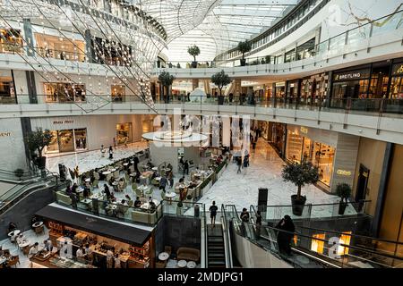 Dubai, Emirati Arabi Uniti. 28th novembre 2022: All'interno del Dubai Mall, la più grande destinazione al mondo per lo shopping, il divertimento e i leis Foto Stock