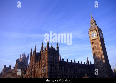 Una visione generale delle Camere del Parlamento a Londra. La Scozia settentrionale è scampata alle temperature gelide la domenica sera, ma l'Inghilterra meridionale ha continuato a soffrire di una fuga fredda. Data immagine:lunedì 23 gennaio 2023. Foto Stock