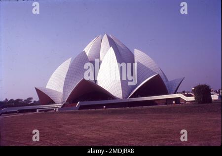 Il Tempio del Loto, situato a Delhi, in India, è una Casa di culto Bahai che è stato dedicato nel dicembre 1986. Notevole per la sua forma a lotteria, è diventata un'attrazione importante della città. Come tutte le altre Bahá í di culto, il Tempio del Loto è aperto a tutti, indipendentemente dalla religione o da qualsiasi altra qualifica. Foto Stock