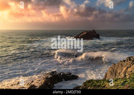 Meteo nel Regno Unito. Mari selvaggi intorno all'isola rocciosa chiamata la roccia dell'oca dell'oca in una giornata burrascosa sopra la costa selvaggia e frastagliata di Pentil Point East a Newquay Foto Stock