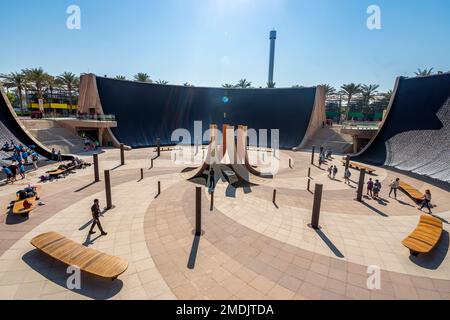 Dubai, Emirati Arabi Uniti. 29th novembre 2022: Expo 2020 Dubai Water Feature, fontana monumentale nel Jubilee Park con persone che giocano in acqua Foto Stock