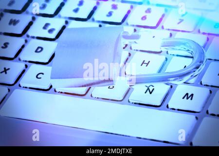 Blocco metallico rotto sul laptop, vista dall'alto. Concetto di sicurezza informatica Foto Stock