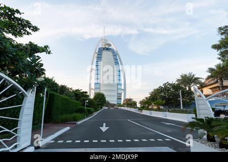 Burj al Arab Hotel, Dubai sullo sfondo di un bel cielo nuvoloso durante il tramonto di sera. Dubai, Emirati Arabi Uniti. Foto Stock