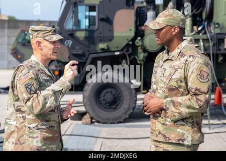 35th Air Defense Artillery Brigade ha dato un caloroso benvenuto a @7th Air Force Vice Commander Brigadier Generale Keeney Ryan presso Osan Air base, Repubblica di Corea, il 26 luglio 2022. Lo scopo di Brig. La visita del Gen. Keeney è di illustrare la missione della 35th Air Defense Artillery e come lavoriamo in team. #ReadyinDefense #WeFlyTogether Foto Stock