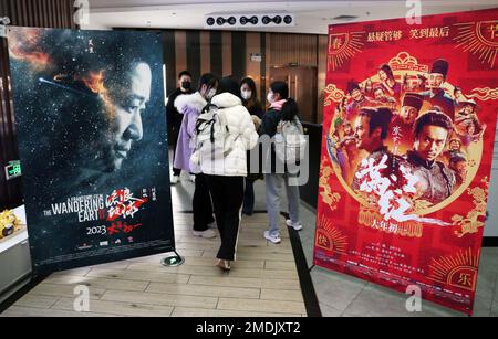 SHANGHAI, CINA - 22 GENNAIO 2023 - la gente cammina davanti ai manifesti del film in un cinema a Shanghai, Cina, 22 gennaio 2023. Foto Stock