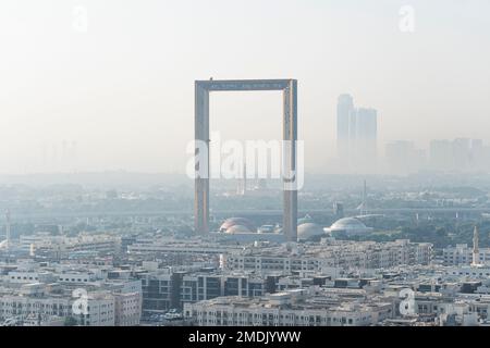 Dubai, Emirati Arabi Uniti. 26 novembre 2022: Incredibile vista panoramica della più grande cornice d'oro del mondo realizzata a Dubai, cornice di Dubai degli Emirati Arabi Uniti con lo skyline di Dubai di giorno Foto Stock