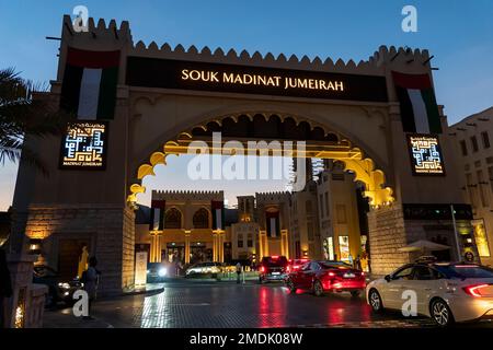 Dubai, Emirati Arabi Uniti. 29th novembre 2022.: Ingresso principale al Souk Madinat Jumeirah, Dubai. Mercato turistico con negozi di souvenir, decora Foto Stock