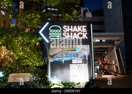 Tokyo, Giappone. 18th Jan, 2023. I commensali mangiano in una posizione di Shake Shack vicino alla stazione di Shinjuku, la stazione ferroviaria più trafficata del mondo. Shake Shack è una catena popolare di fast-food, fondata da Danny Meyer nel 2004 a New York City. È nota per gli hamburger, i hot dog e i milkshakes, nonché per il suo impegno a fornire ingredienti di alta qualità e a sostenere le comunità locali. Da allora la catena si è estesa a diverse località in tutto il mondo, con una varietà di opzioni tra cui vegetariane e senza glutine. La catena americana è suscettibile di problemi di inflazione e recessione. (Credit Image: © Taidgh Ba Foto Stock