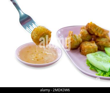 Fustellato di involtini di carne di granchio fritti con la rana su bianco isolato. Foto Stock