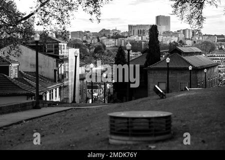 Strade vicino al Ponte Don Luis, Porto, Portogallo. Foto in bianco e nero. Foto Stock