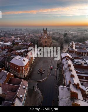 Una veduta aerea del mercato di Selby con l'antica architettura dell'Abbazia di Selby all'alba in una fredda mattinata invernale Foto Stock