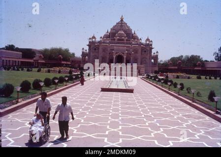 Swaminarayan Akshardham a Gandhinagar, Gujarat, India è un grande complesso di templi indù ispirato da Yogiji Maharaj, il quarto successore spirituale di Swaminarayan, e creato da Pramukh Swami Maharaj, il quinto successore spirituale di Swaminarayan secondo la denominazione BAPS dell'induismo Swaminarayan. Foto Stock