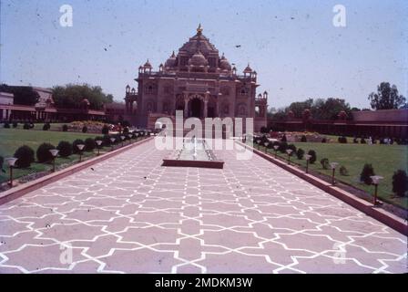 Swaminarayan Akshardham a Gandhinagar, Gujarat, India è un grande complesso di templi indù ispirato da Yogiji Maharaj, il quarto successore spirituale di Swaminarayan, e creato da Pramukh Swami Maharaj, il quinto successore spirituale di Swaminarayan secondo la denominazione BAPS dell'induismo Swaminarayan. Foto Stock