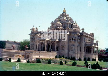 Swaminarayan Akshardham a Gandhinagar, Gujarat, India è un grande complesso di templi indù ispirato da Yogiji Maharaj, il quarto successore spirituale di Swaminarayan, e creato da Pramukh Swami Maharaj, il quinto successore spirituale di Swaminarayan secondo la denominazione BAPS dell'induismo Swaminarayan. Foto Stock