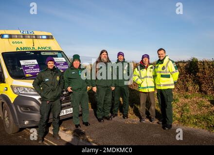 Redruth, Regno Unito. 23rd Jan, 2023. Regno Unito, Redruth, 23rd January2023 anni, i lavoratori delle ambulanze hanno smesso di rispondere a tutte le chiamate, tranne quelle che minacciano la vita, mentre si trovavano sulla linea di picket al di fuori del servizio di ambulanza del Sud-Ovest, la base operativa di Redruth Main per la prima volta in oltre 30 anni. I sindacati dicono che il personale risponderà ancora ai casi di categoria uno, come gli attacchi di cuore, ma i casi di categoria due, compresi gli ictus, saranno verificati prima che venga presa una decisione sull'invio o meno di un'ambulanza. Lo sciopero riguarda la cura del paziente e i lunghi ritardi negli ospedali. Credit: Keith Larby/Alamy Live News Foto Stock