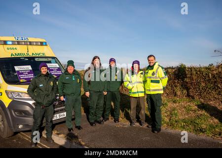 Redruth, Regno Unito. 23rd Jan, 2023. Regno Unito, Redruth, 23rd January2023 anni, i lavoratori delle ambulanze hanno smesso di rispondere a tutte le chiamate, tranne quelle che minacciano la vita, mentre si trovavano sulla linea di picket al di fuori del servizio di ambulanza del Sud-Ovest, la base operativa di Redruth Main per la prima volta in oltre 30 anni. I sindacati dicono che il personale risponderà ancora ai casi di categoria uno, come gli attacchi di cuore, ma i casi di categoria due, compresi gli ictus, saranno verificati prima che venga presa una decisione sull'invio o meno di un'ambulanza. Lo sciopero riguarda la cura del paziente e i lunghi ritardi negli ospedali. Credit: Keith Larby/Alamy Live News Foto Stock