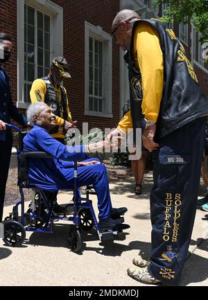 Romay Davis, a sinistra, è accolto da James “Big Dog” Thomas, presidente e membro charter del capitolo Eufala del Buffalo Soldiers Motorcycle Club, di fronte a Montgomery City Hall 26 luglio 2022, a Montgomery, Alabama. Si è tenuta una cerimonia per onorare il veterano della seconda guerra mondiale di 102 anni per il suo servizio come membro del 6888th Central Postal Directory Battalion.The All-femminile e All-Black Unit ha ricevuto la medaglia d'oro congressuale dal presidente Joe Biden e la cerimonia si è tenuta il 74th° anniversario del Forze armate Legge sull'integrazione delle donne. Foto Stock