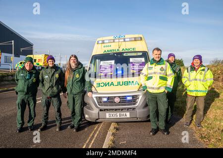 Redruth, Regno Unito. 23rd Jan, 2023. Regno Unito, Redruth, 23rd January2023 anni, i lavoratori delle ambulanze hanno smesso di rispondere a tutte le chiamate, tranne quelle che minacciano la vita, mentre si trovavano sulla linea di picket al di fuori del servizio di ambulanza del Sud-Ovest, la base operativa di Redruth Main per la prima volta in oltre 30 anni. I sindacati dicono che il personale risponderà ancora ai casi di categoria uno, come gli attacchi di cuore, ma i casi di categoria due, compresi gli ictus, saranno verificati prima che venga presa una decisione sull'invio o meno di un'ambulanza. Lo sciopero riguarda la cura del paziente e i lunghi ritardi negli ospedali. Credit: Keith Larby/Alamy Live News Foto Stock