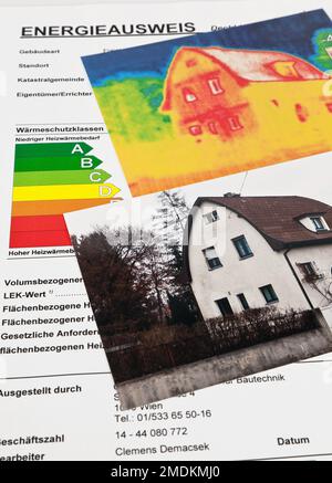 Foto di una casa singola, immagine termica e pass di energia, risparmio energetico, composizione, Austria Foto Stock