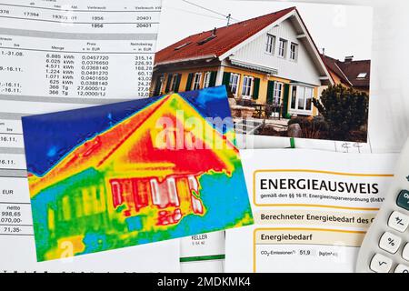 Foto di una casa singola, immagine termica e pass di energia, risparmio energetico, composizione, Austria Foto Stock