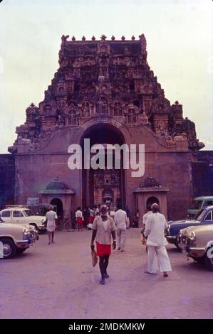 Il Tempio di Nataraja, anche chiamato Tempio di Chidambaram Nataraja, è un tempio indù dedicato a Nataraja, la forma di Shiva come il signore della danza. Questo tempio si trova a Chidambaram, Tamil Nadu, India. Questo tempio ha radici antiche e un santuario Shiva esisteva nel sito quando la città era conosciuta come Thillai. Tempio indù dedicato a Nataraja, la forma di Shiva come il signore della danza. Foto Stock