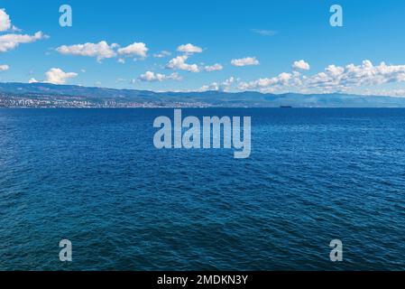 Città di Rijeka sulla costa croata del mare Adriatico visto dalla costa del golfo del Quarnero e la città di Lovran Foto Stock