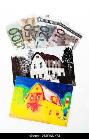 Foto di una casa singola, immagine termica e banconote, risparmio energetico, composizione, Austria Foto Stock