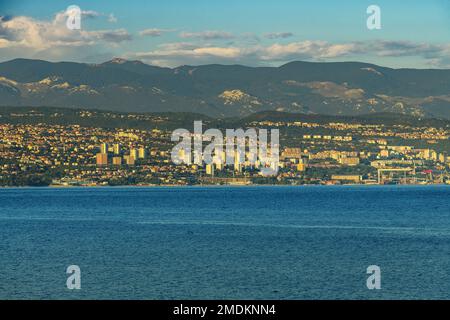 Rijeka, città sulla costa croata del mare Adriatico visto dalla costa del golfo del Quarnero e la città di Lovran Foto Stock