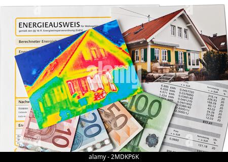 Foto di una casa singola, immagine termica, pass di energia e banconote, risparmio di energia, composizione, Austria Foto Stock