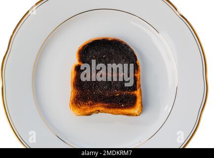 fette di pane tostato bruciate su un piatto, ritaglio Foto Stock