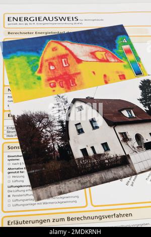 Foto di una casa singola, immagine termica e pass di energia, risparmio energetico, composizione, Austria Foto Stock