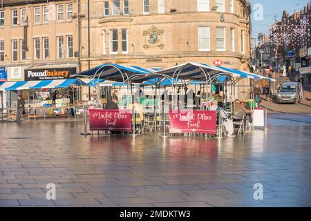 Bancarelle all'aperto nel centro della piazza del mercato di Mansfield su un freddo e tranquillo sabato pomeriggio a metà inverno. Foto Stock