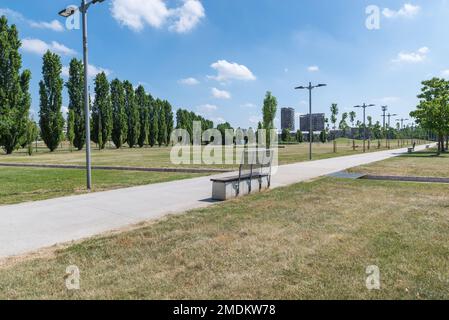 Tipico parco pubblico delle città di Milano. Quarto Oggiaro, Italia Foto Stock