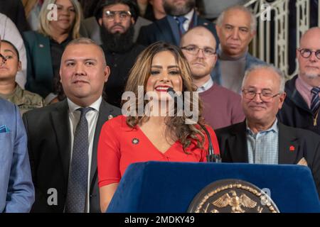 New York, Stati Uniti. 22nd Jan, 2023. Jenifer Rajkumar, membro dell'Assemblea dello Stato di New York, parla a una conferenza stampa per ricevere ulteriore aiuto dal governo federale per gestire i richiedenti asilo al City Hall Rotunda di New York. Il sindaco Adams, affiancato da sostenitori dell’immigrazione provenienti da tutta la città, invita il governo federale a nominare qualcuno che costruisca una strategia per diffondere i migranti e alleviare l’afflusso in città come New York. Credit: SOPA Images Limited/Alamy Live News Foto Stock