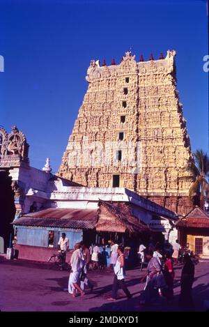 Il Tempio di Thanumalayan, chiamato anche Tempio di Stanumalayan, è un importante tempio indù situato a Suchindram nel distretto di Kanyakumari di Tamil Nadu, in India. Il Tempio di Suchindram, conosciuto anche come Tempio di Thanumalayan, si trova nel distretto di Suchindram di Kanyakumari. L'aspetto sorprendente di questo tempio è che è dedicato alla Trinità di Dio, Signore Shiva, Signore Vishnu e Signore Brahma. Foto Stock