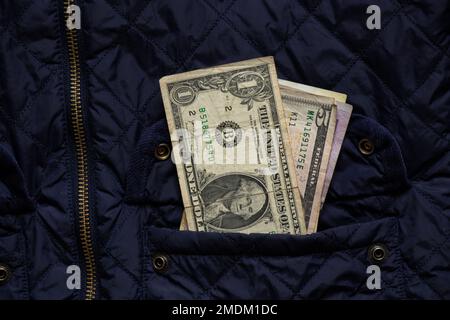 dollaro americano in tasca giacca invernale, denaro in tasca, tema finanziario Foto Stock