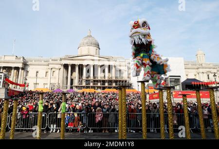 (230123) -- LONDRA, 23 gennaio 2023 (Xinhua) -- i ballerini leoni suonano in palco durante la celebrazione del Capodanno cinese a Trafalgar Square a Londra, Gran Bretagna, 22 gennaio 2023. (Xinhua/li Ying) Foto Stock