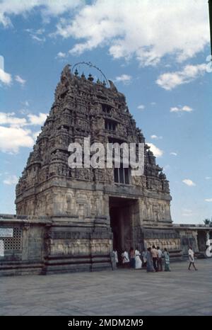 Il tempio di Brihahdishvara, chiamato Rajarajesvaram dal suo costruttore, e conosciuto localmente come Thanjai Periya Kovil e Peruvudaiyar Kovil, è un tempio Shaivite indù costruito in uno stile architettonico Chola situato sulla riva sud del fiume Cauvery a Thanjavur, Tamil Nadu, India. Foto Stock