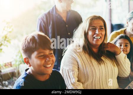 Felice famiglia latina divertirsi insieme a casa - Soft focus sul volto della nonna Foto Stock