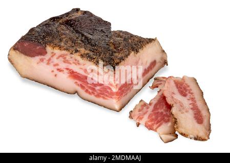 Guanciale di maiale isolato su bianco, è una carne curata preparata con un taglio di carne di maiale guancia. Ingrediente per pasta amatriciana e carbonara - CLI Foto Stock